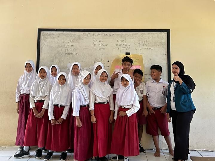 Cegah Kenakalan Remaja Sejak Dini, Mahasiswi FH Undip Ajak Siswa SDN 1 Bengle Jadi Pahlawan Sadar Hukum