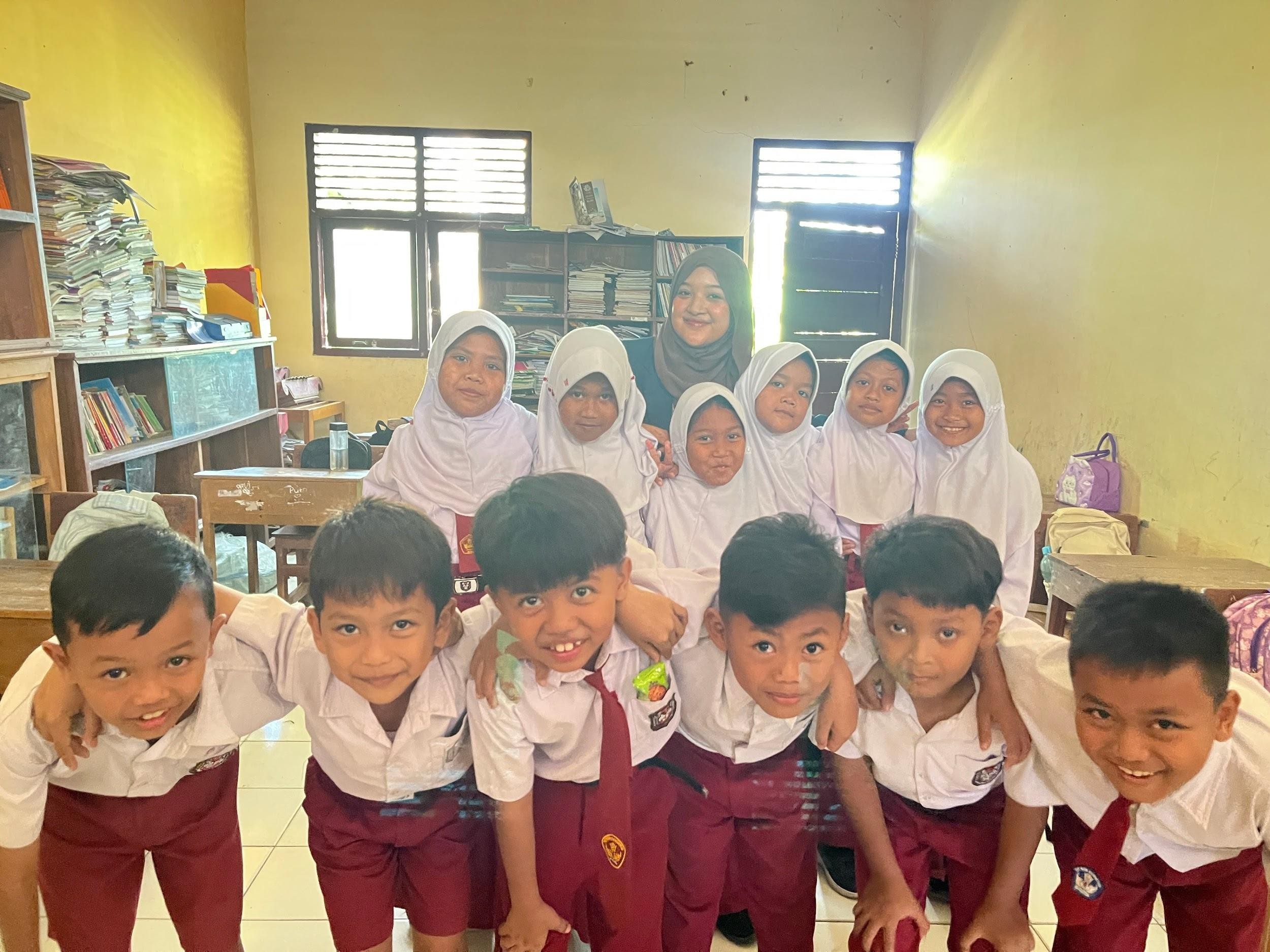 (Nadiah Purwanto bersama siswa kelas 3 SDN 1 Bengle usai mengikuti kegiatan edukasi “4 Kata Ajaib”.)